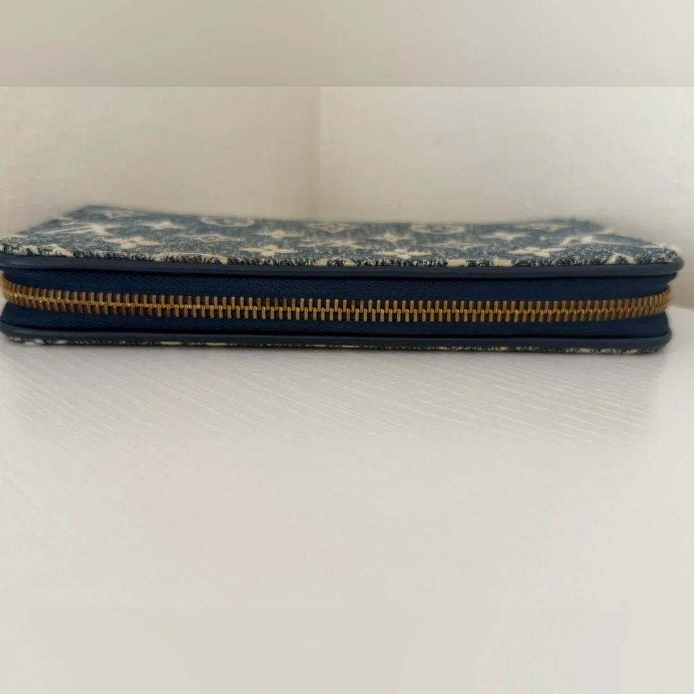LOUIS VUITTON Zippy Denim Wallet - Picture 5 of 8